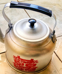 爸妈结婚时留下来的烧水壶新崭崭的