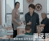 上中班了,还要爷爷喂饭,边吃饭边看电脑,定规矩老人还对着干