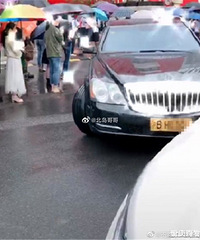 ��ѧ��һ�죬�Ϻ�ĳѧУ��һ���ҳ���1040�����ͺս��ͺ���