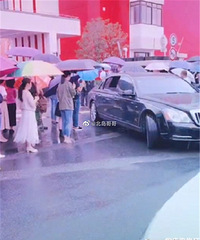 ��ѧ��һ�죬�Ϻ�ĳѧУ��һ���ҳ���1040�����ͺս��ͺ���