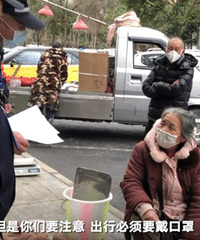 成都允许摊贩临时占道经营,人性化