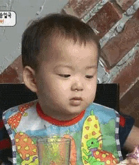 宋家三胞胎8岁庆生照,你们的表情包都八岁了!