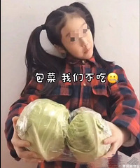 搞笑!武汉女孩抱着外地援助湖北的蔬菜,说不想吃再也不想看到