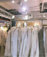 同样多的钱,大家会倾向于买五件便宜的衣服还是买一件贵的?