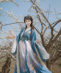 春天真的是太适合拍照了,周末穿上汉服去拍花花,还来了个反串
