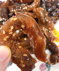 最近买的牛肉干和粽子,吃完了佐料都要舔干净
