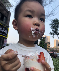 补打两针疫苗,痛死娃儿了,还是草莓蛋糕能安慰我