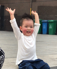 补打两针疫苗,痛死娃儿了,还是草莓蛋糕能安慰我