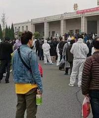 汉口殡仪馆领骨灰盒排了长长的队伍