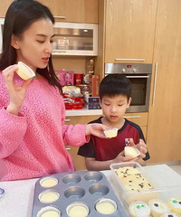 黄圣依宅家亲自为儿子做果冻,安迪馋出可爱表情包,豪宅一角曝光