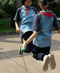 你们在家体育锻炼的什么项目?8岁妹妹每天在家跳绳1000个