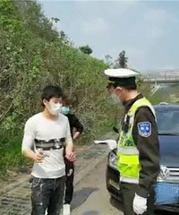 他让表弟徒步往返十公里给狗拍照