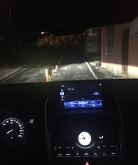 汽车近光灯照在路面不平,右边远左边近,不是一个扇形看起好难受