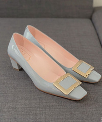 入手了Roger Vivier 经典款高跟鞋,走路舒服又好看