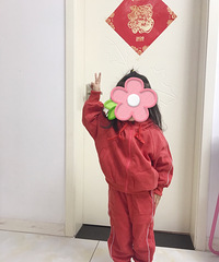 小莱家童装质报来了,宝贝很喜欢各种凹造型