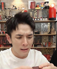 李佳琦试色爱马仕口红,表情逐渐凝固,这颜色李佳琦都吹不起来了