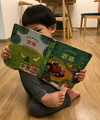 欣赏一下娃儿们的独特看书姿势