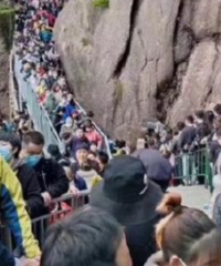 两万人一早挤爆黄山