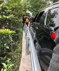 ɽ��С·��һ������ԽҰSUV���ͳ���·���