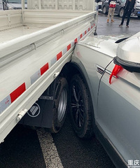 �ڳ����������ڼ��³���ײ����˭����