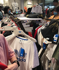 三叶草勒是在搞啥子?不要钱吗?感觉比批发市场还要夸张