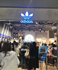 三叶草勒是在搞啥子?不要钱吗?感觉比批发市场还要夸张
