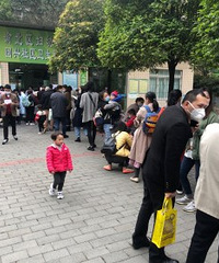 打个疫苗这么多人排队?