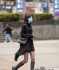 感觉重庆走在大街上妹子们人手香奈儿、LV包,现在工资都这么高吗