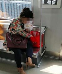 不是说轻轨禁食了?还有人吃东西