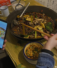 �����ھ���¥�����һ�Ҳ�Ӭ���ӡ������ܡ�