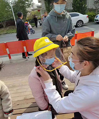 幼儿园小朋友这样穿戴来防疫,家长能放心吗?