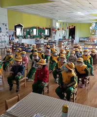 幼儿园小朋友这样穿戴来防疫,家长能放心吗?