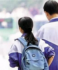 从小生长在“只爱钱,不要脸”的家庭,13岁交男友就带回家睡