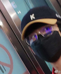 张新成呼吁fensi不要接送机,看昨天重庆接机的fensi好疯狂