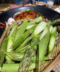 这家火锅的苕皮在门口现做每桌都要送,发鱿鱼才8.8一份还打折