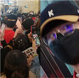 张新成在重庆机场被围