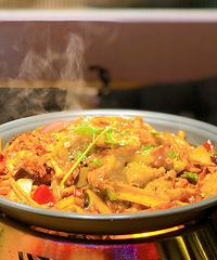 解放碑这家茶餐厅的三杯鸡我每次必点,wanghong毛血旺我却不太喜欢