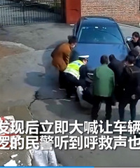 小孩蹲在马路中间玩耍,被行驶中的奔驰车撞倒卷入车底
