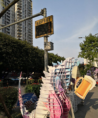 在九街就算不泡吧、不宵夜也能拥有美,街边文创和小店也是风景