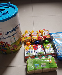 孩子王买了一堆小零食不到15块钱,4套泳衣才10块钱