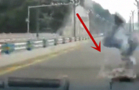 �ڱ���·ײ��ͻȻ�ﻬ�峵�������СŮ����ԩ��ԩ