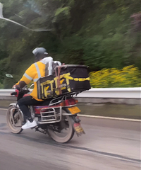 �����������Ĺ��￴��һ������С����Ħ�����ڻ�����·������