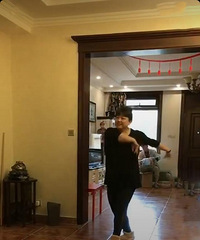"胖嫂"李菁菁别墅内景曝光!欧式装修壁炉超阔气,客厅大到能跳舞
