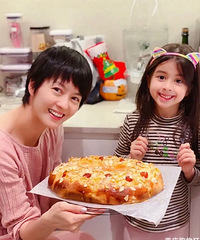 梁咏琪亲手做蛋糕为妈妈庆生,5岁混血女儿呆萌出镜越来越漂亮