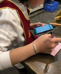 现在的小学生好造孽哦,吃着火锅还要做奥数题
