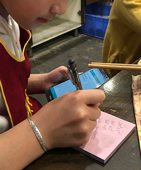 现在的小学生好造孽哦,吃着火锅还要做奥数题,太惨了