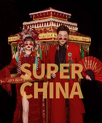 我们恋爱里最爱去火锅馆约会,必须拍一组红红火火的造型纪念