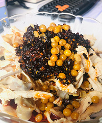 这家麻辣鸡超级适合重口味,老板还送了一袋土豆泡起吃味道不摆了