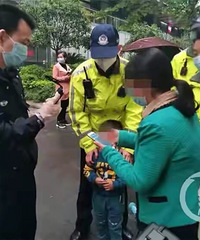 和妈妈逛街走丢了咋办?这小男孩的操作算得上教科书式