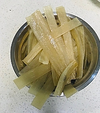 不到2块一包的宽粉,比超市卖的劲道好吃,第一次做火锅粉很成功